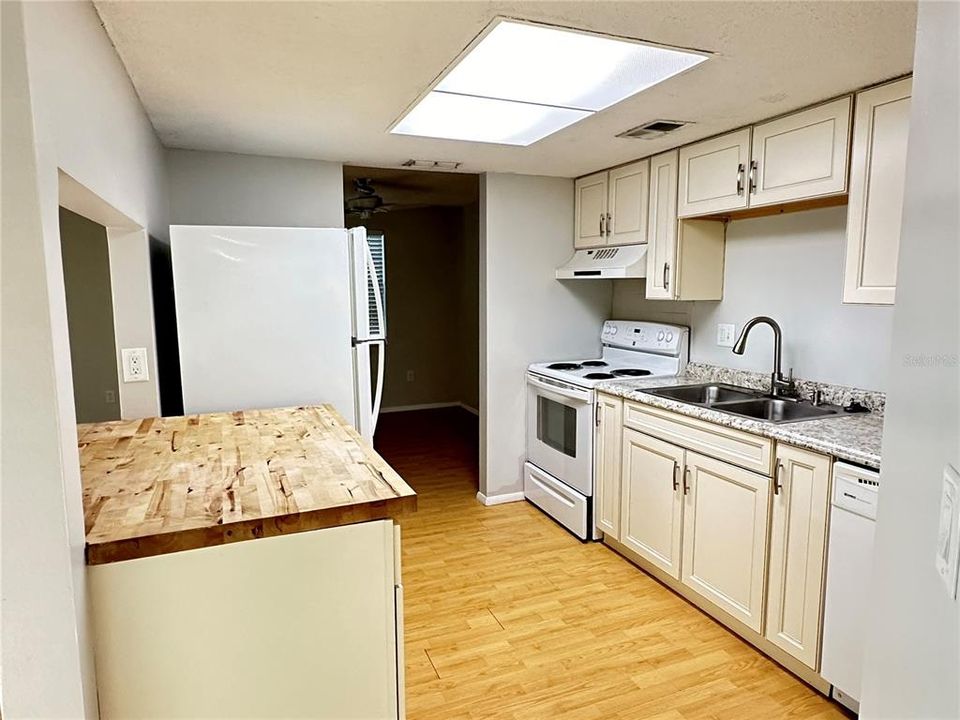 For Sale: $199,999 (2 beds, 2 baths, 915 Square Feet)