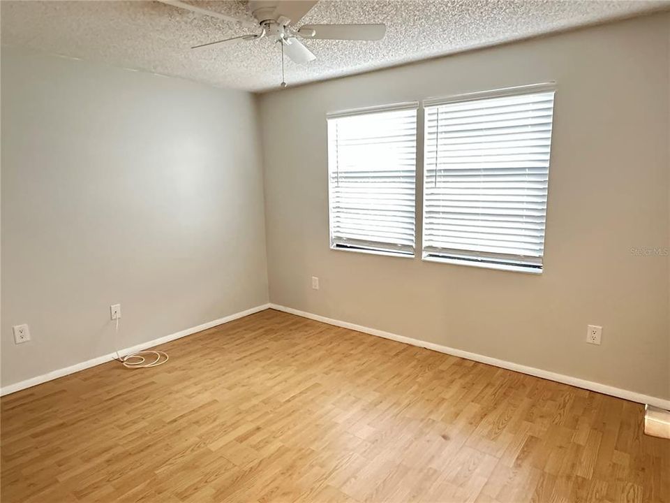 For Sale: $199,999 (2 beds, 2 baths, 915 Square Feet)