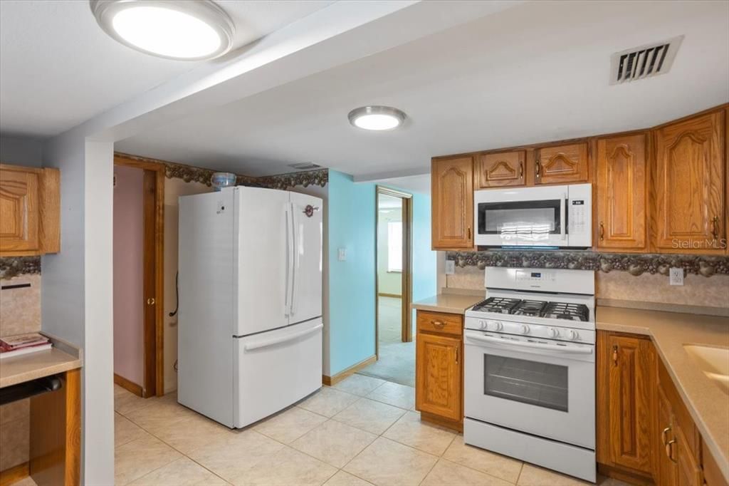 For Sale: $275,000 (1 beds, 1 baths, 695 Square Feet)