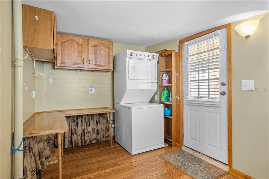 For Sale: $275,000 (1 beds, 1 baths, 695 Square Feet)