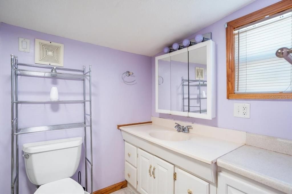 For Sale: $275,000 (1 beds, 1 baths, 695 Square Feet)