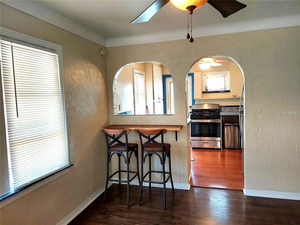 For Sale: $299,900 (2 beds, 1 baths, 720 Square Feet)