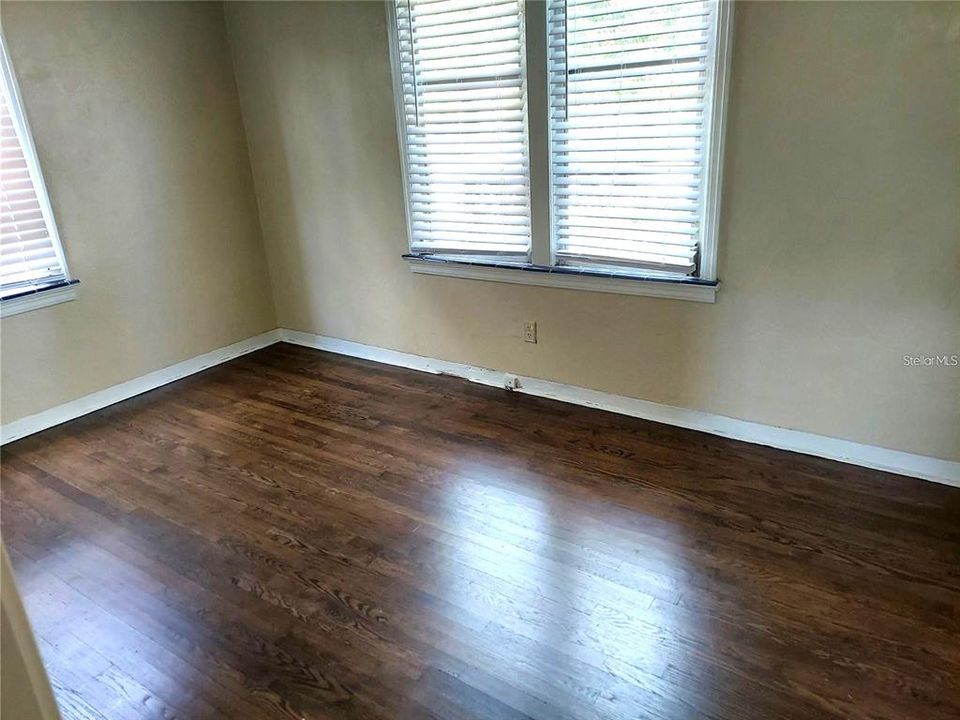 For Sale: $299,900 (2 beds, 1 baths, 720 Square Feet)