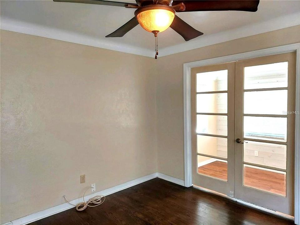 For Sale: $299,900 (2 beds, 1 baths, 720 Square Feet)