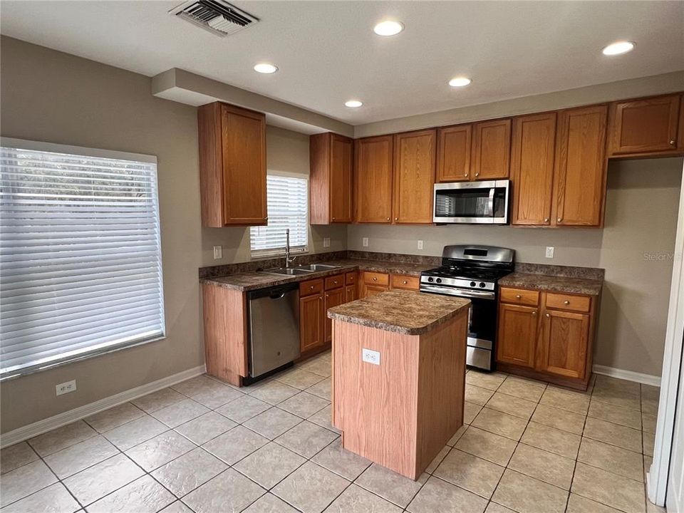 For Rent: $3,250 (5 beds, 2 baths, 2213 Square Feet)