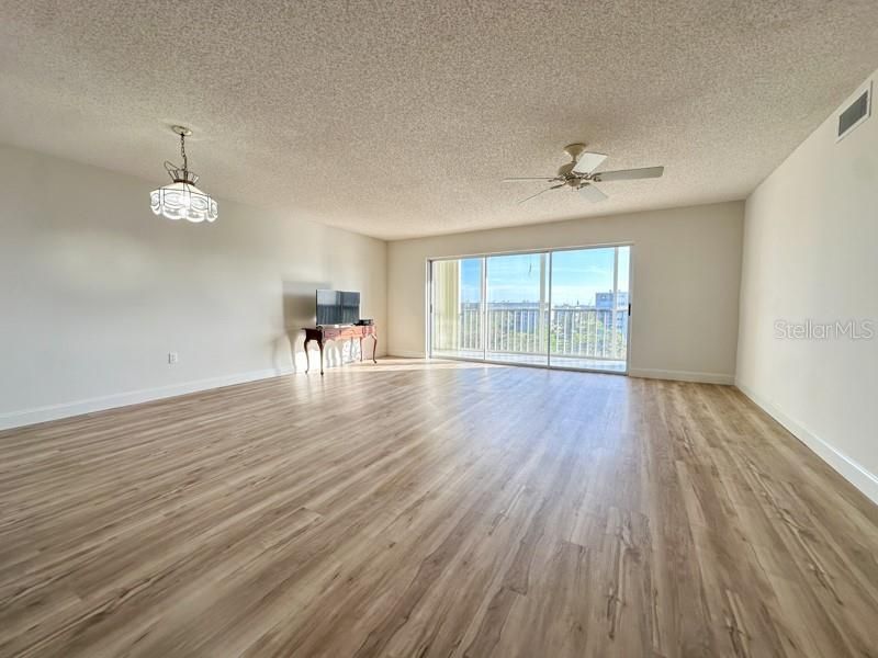 For Sale: $219,900 (2 beds, 2 baths, 1088 Square Feet)