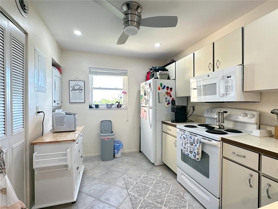 For Sale: $219,900 (2 beds, 2 baths, 1088 Square Feet)