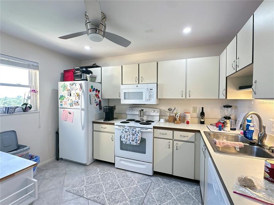 For Sale: $219,900 (2 beds, 2 baths, 1088 Square Feet)