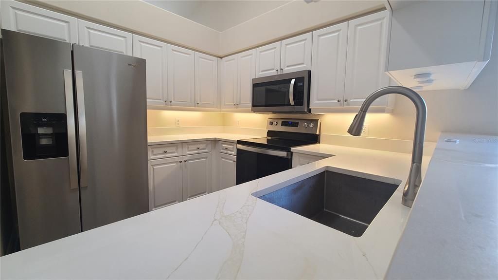 For Rent: $2,350 (2 beds, 2 baths, 1139 Square Feet)