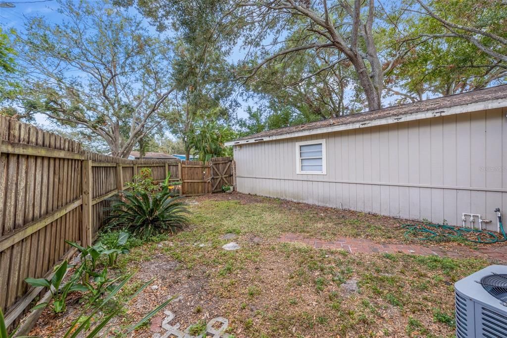 Fenced rear side yard