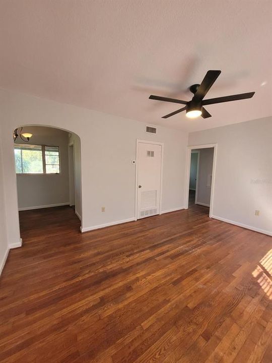 For Rent: $1,690 (2 beds, 1 baths, 3056 Square Feet)