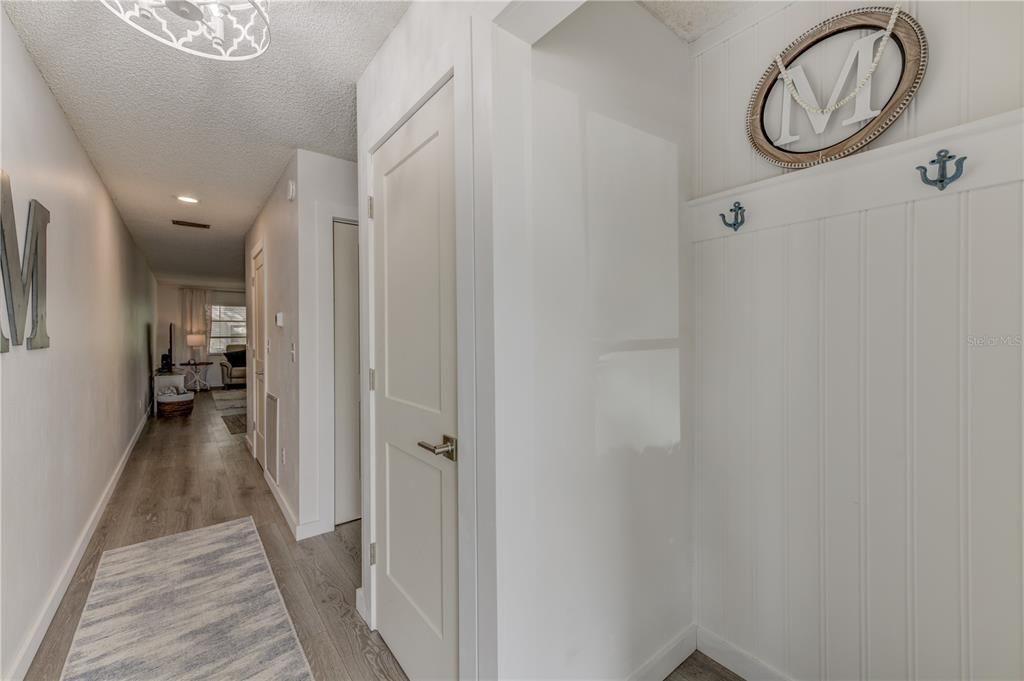 ENTRYWAY NOOK TO STORE ALL OF YOUR BEACH ITEMS