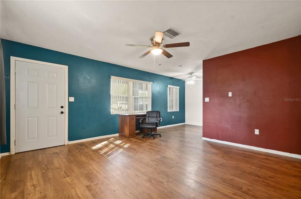 For Sale: $199,000 (3 beds, 1 baths, 1058 Square Feet)