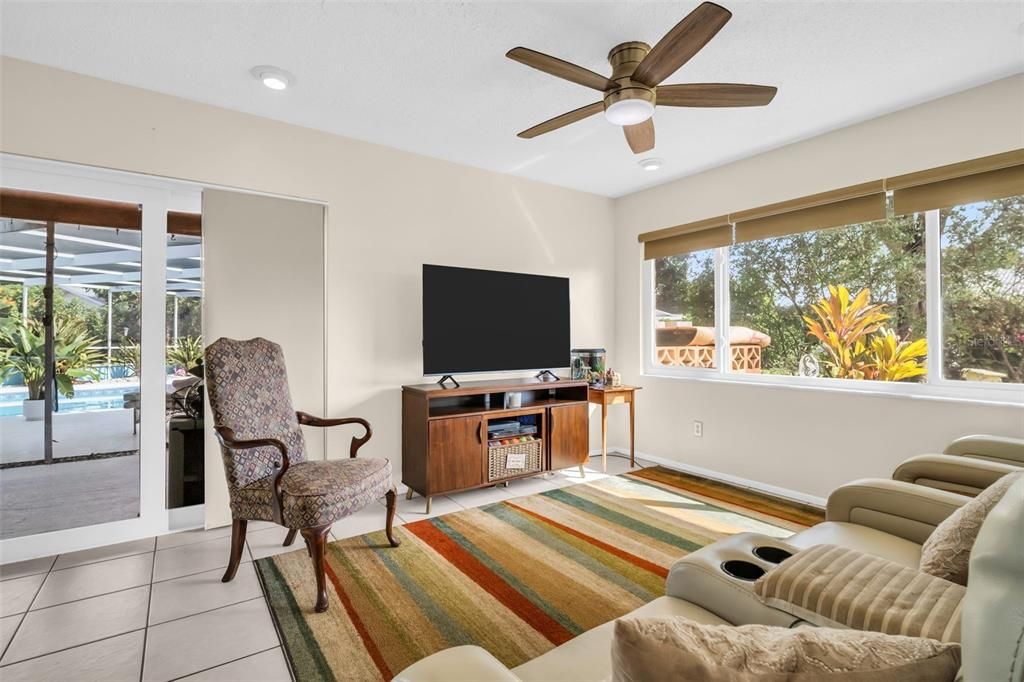 Sliding door access to pool area from kitchen/family room too~