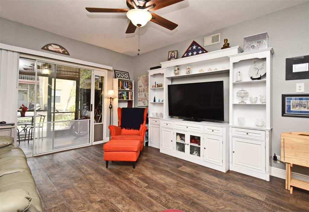 For Sale: $190,000 (2 beds, 2 baths, 994 Square Feet)