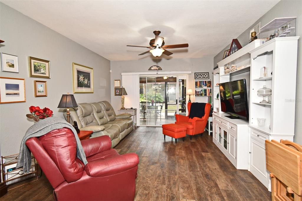 For Sale: $190,000 (2 beds, 2 baths, 994 Square Feet)