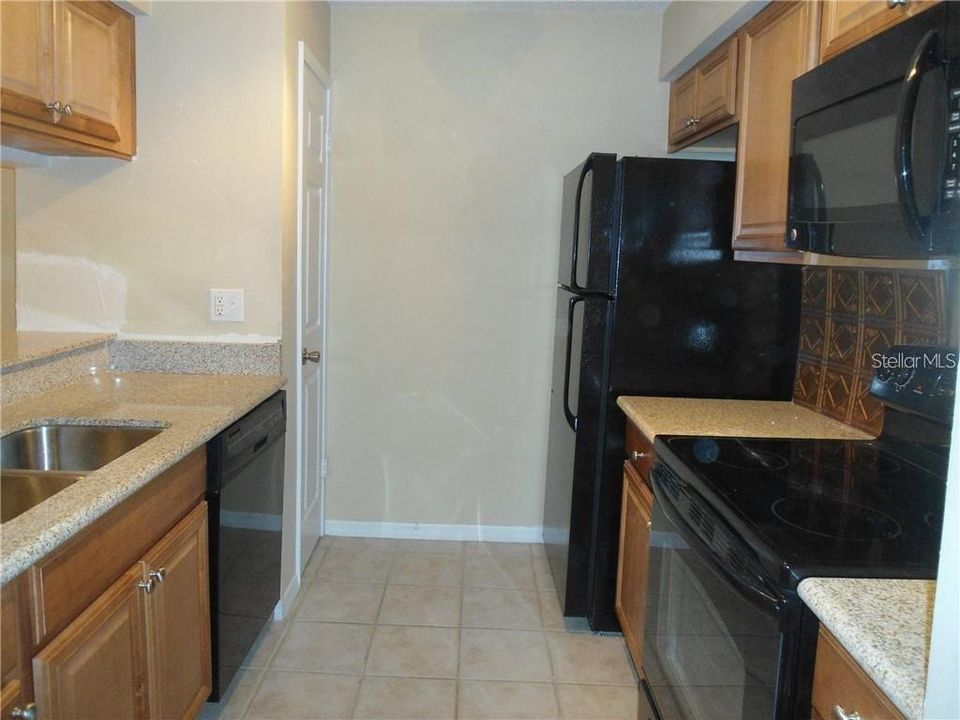 For Sale: $214,500 (1 beds, 1 baths, 631 Square Feet)