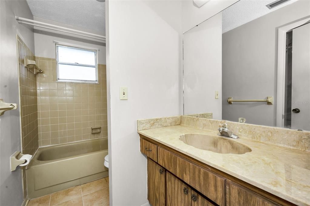 For Sale: $349,900 (2 beds, 1 baths, 999 Square Feet)