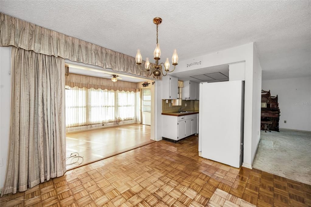 For Sale: $349,900 (2 beds, 1 baths, 999 Square Feet)