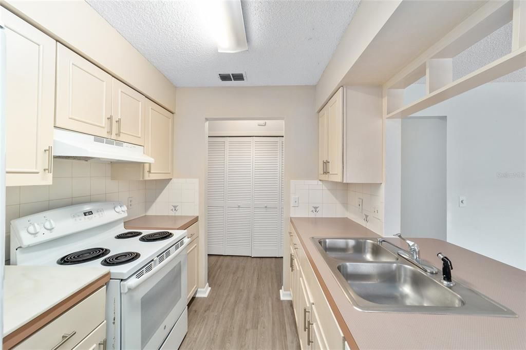 For Sale: $195,000 (2 beds, 2 baths, 1044 Square Feet)