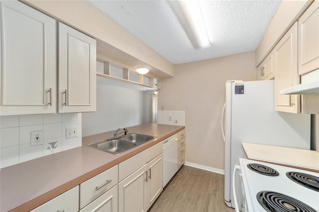 For Sale: $195,000 (2 beds, 2 baths, 1044 Square Feet)