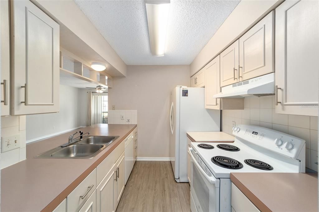 For Sale: $195,000 (2 beds, 2 baths, 1044 Square Feet)