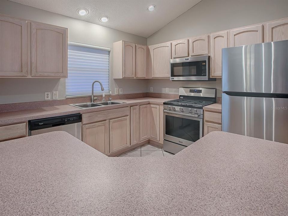 KITCHEN WITH LOTS OF CABINETS