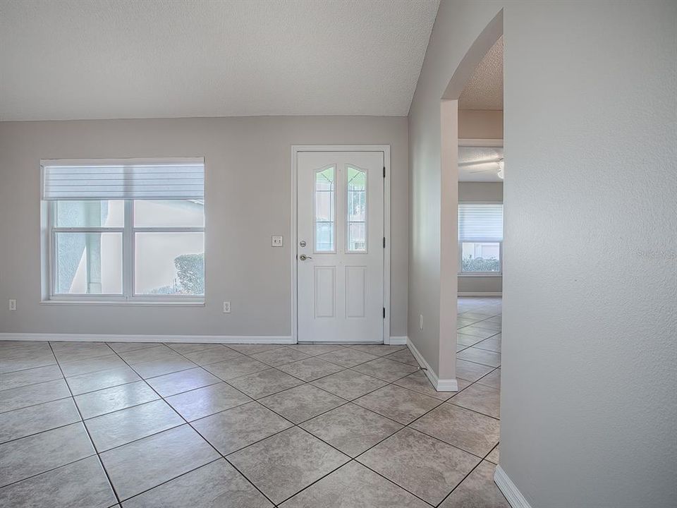 LIVING ROOM WITH CERAMIC TILE ON THE DIAGONAL