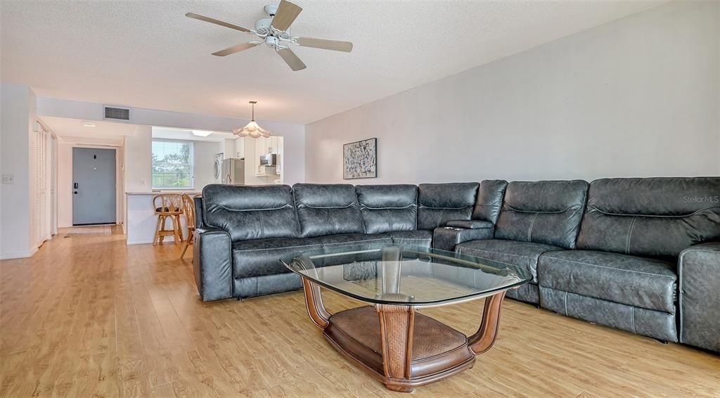 For Sale: $350,000 (2 beds, 2 baths, 1408 Square Feet)