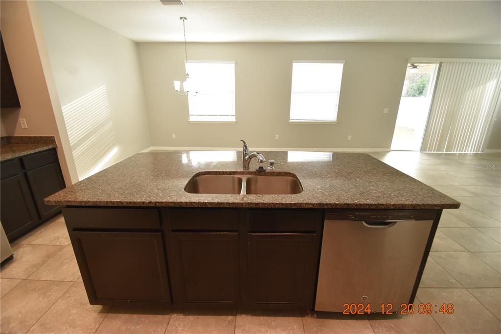 For Rent: $2,595 (4 beds, 2 baths, 2366 Square Feet)