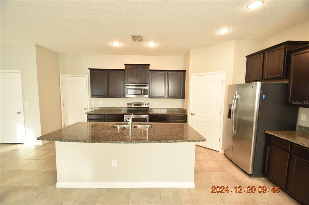 For Rent: $2,595 (4 beds, 2 baths, 2366 Square Feet)