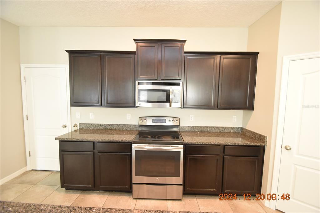 For Rent: $2,595 (4 beds, 2 baths, 2366 Square Feet)