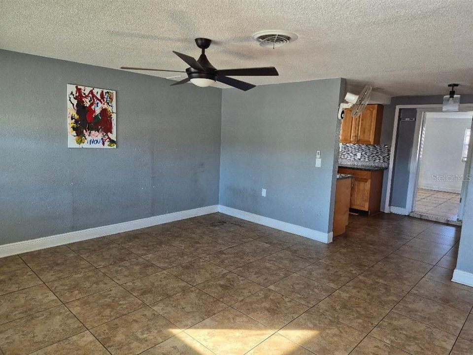 LIVING ROOM/DINING ROOM