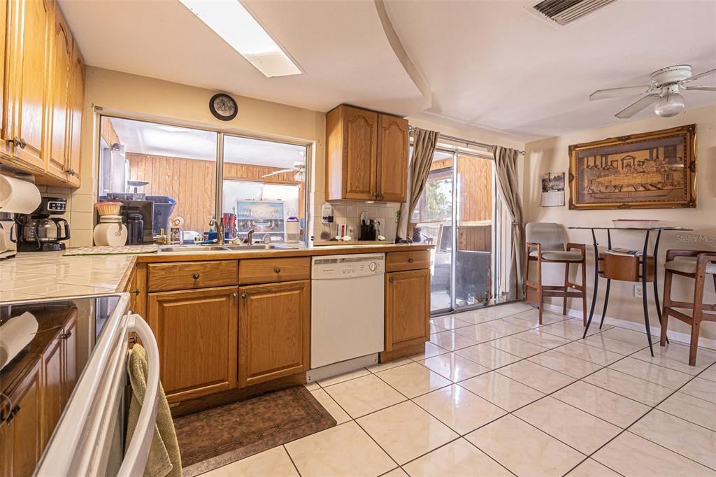 For Sale: $200,000 (2 beds, 1 baths, 848 Square Feet)