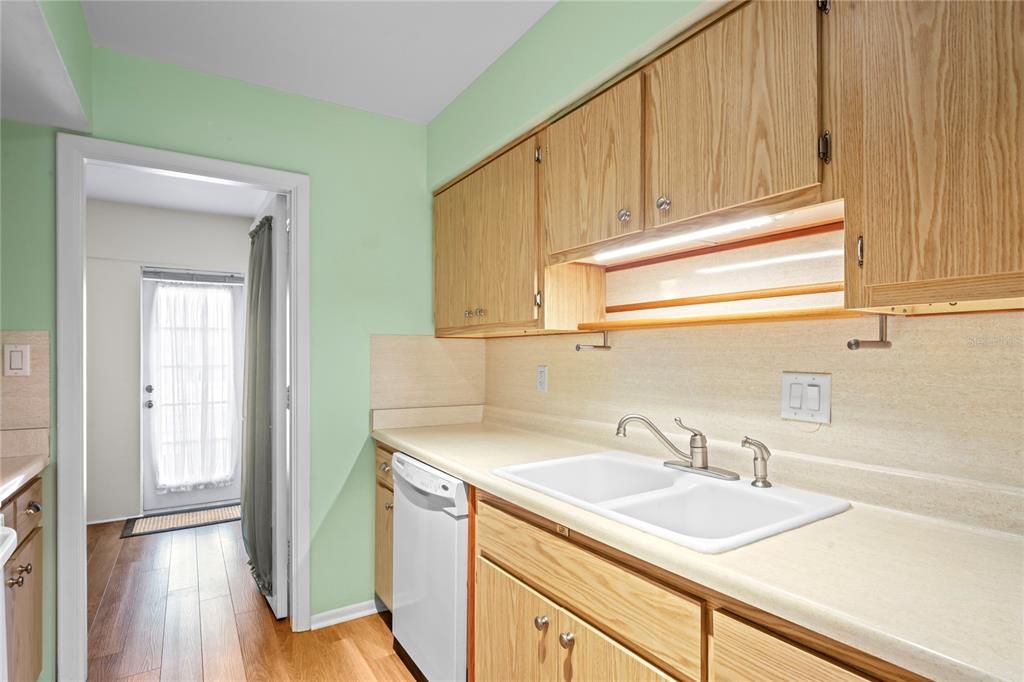 For Sale: $229,900 (1 beds, 1 baths, 983 Square Feet)