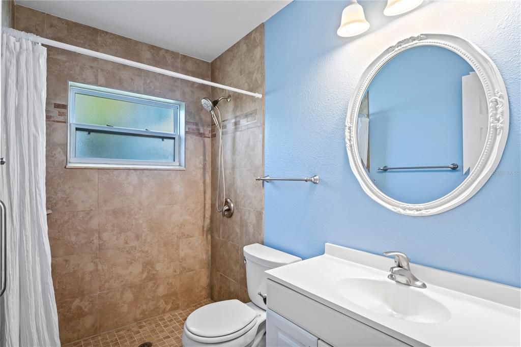 For Sale: $229,900 (1 beds, 1 baths, 983 Square Feet)