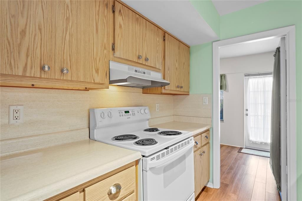 For Sale: $229,900 (1 beds, 1 baths, 983 Square Feet)