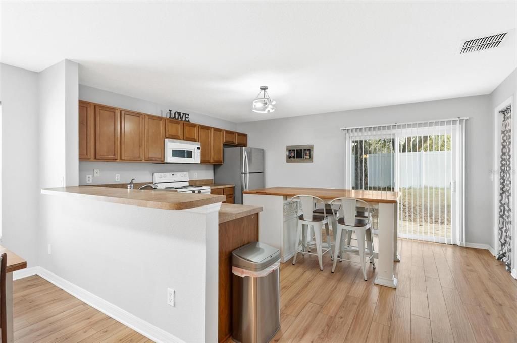 For Sale: $299,900 (3 beds, 2 baths, 1684 Square Feet)