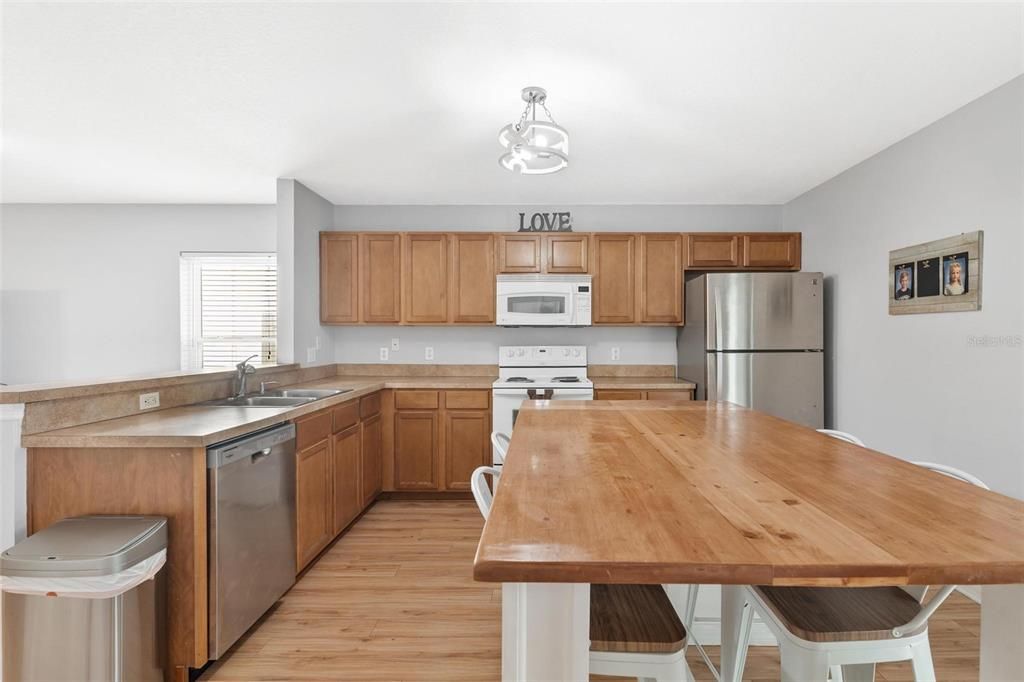 For Sale: $299,900 (3 beds, 2 baths, 1684 Square Feet)