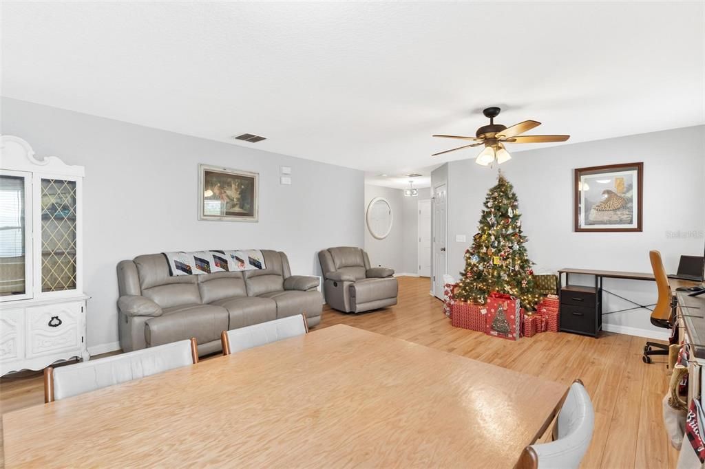 For Sale: $299,900 (3 beds, 2 baths, 1684 Square Feet)