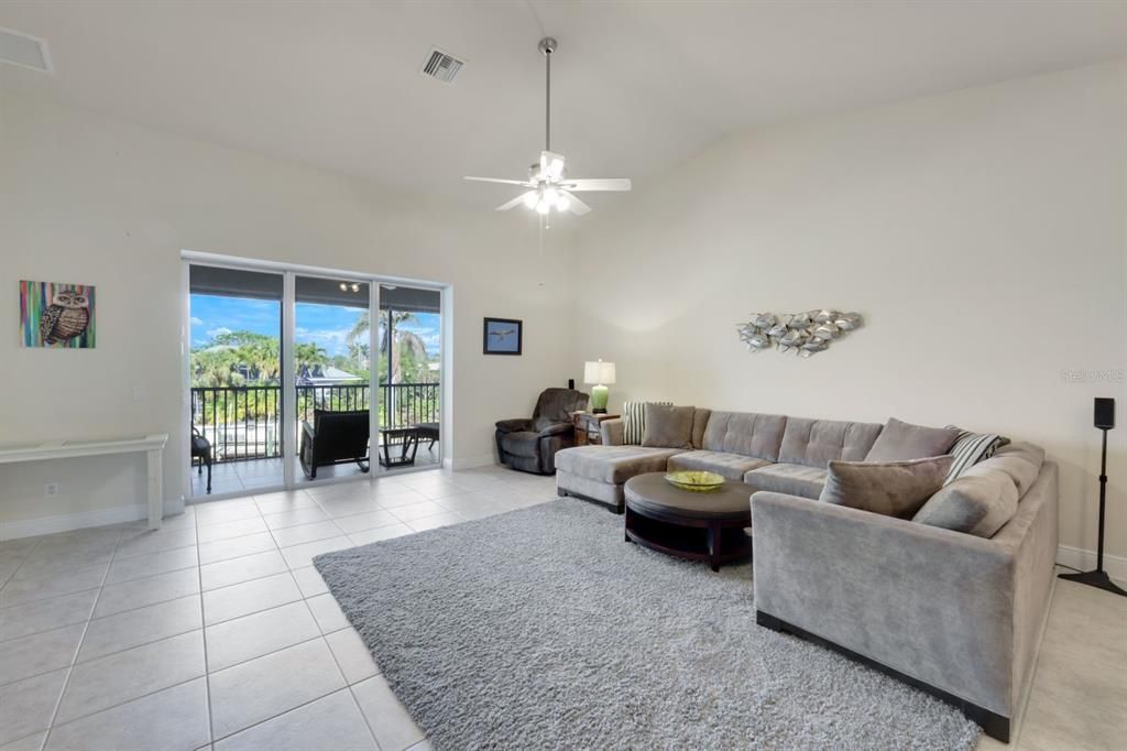 For Sale: $399,900 (2 beds, 2 baths, 1747 Square Feet)