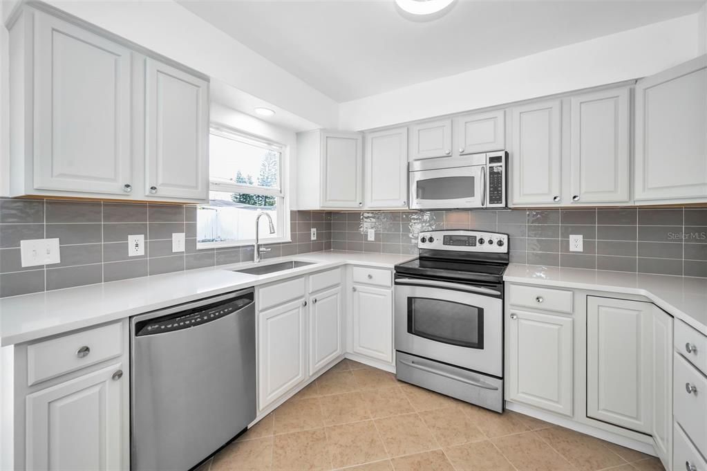 For Sale: $329,970 (2 beds, 1 baths, 813 Square Feet)