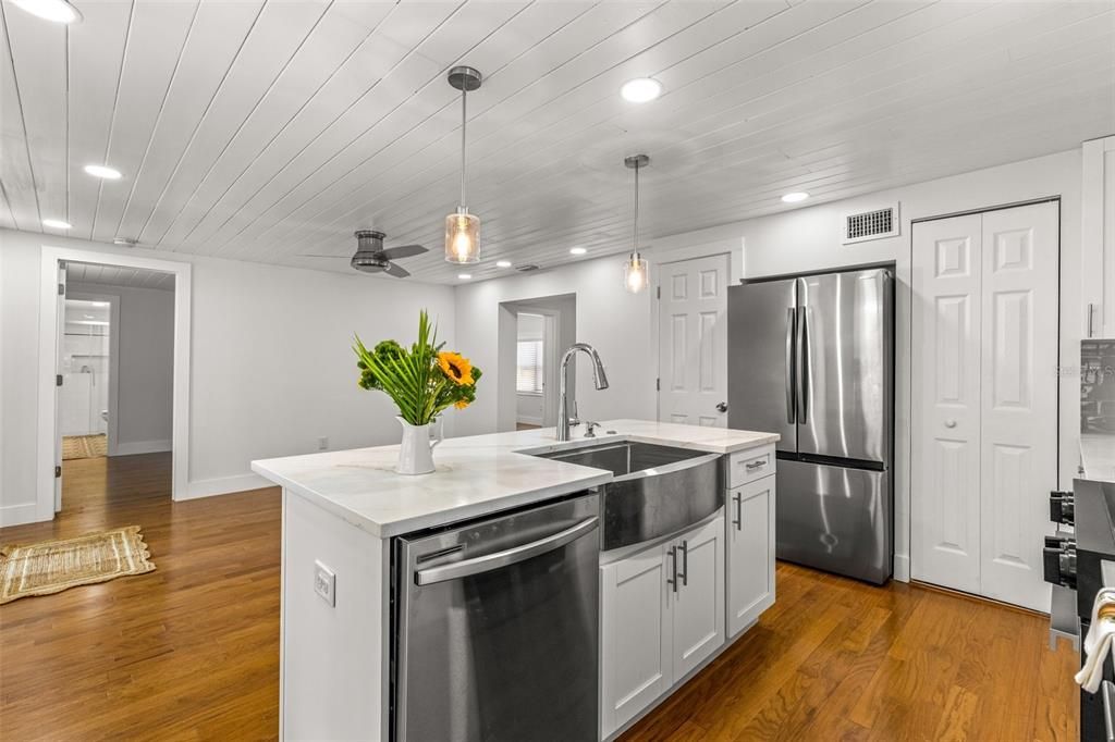 Beautiful island; quartz, stainless sink