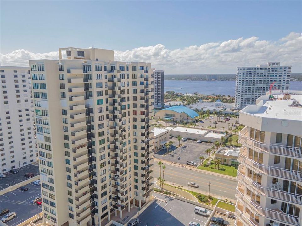 For Sale: $349,999 (2 beds, 2 baths, 1187 Square Feet)