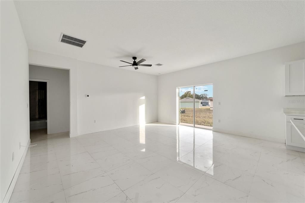 Activo con contrato: $299,900 (4 camas, 2 baños, 1636 Pies cuadrados)