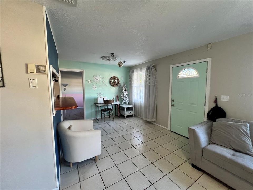 For Sale: $310,000 (4 beds, 1 baths, 1260 Square Feet)