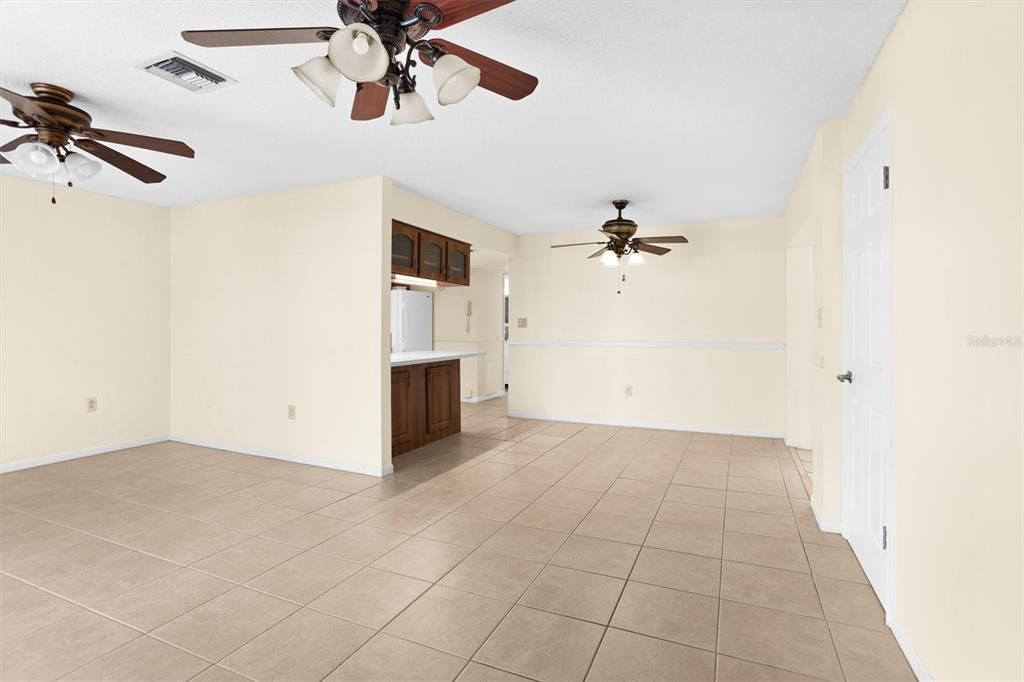 For Sale: $225,000 (2 beds, 2 baths, 930 Square Feet)