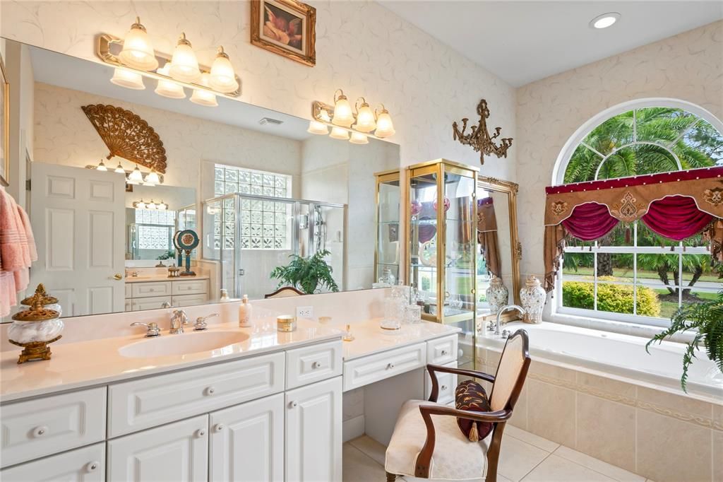 Master Bathroom/ jet Tub