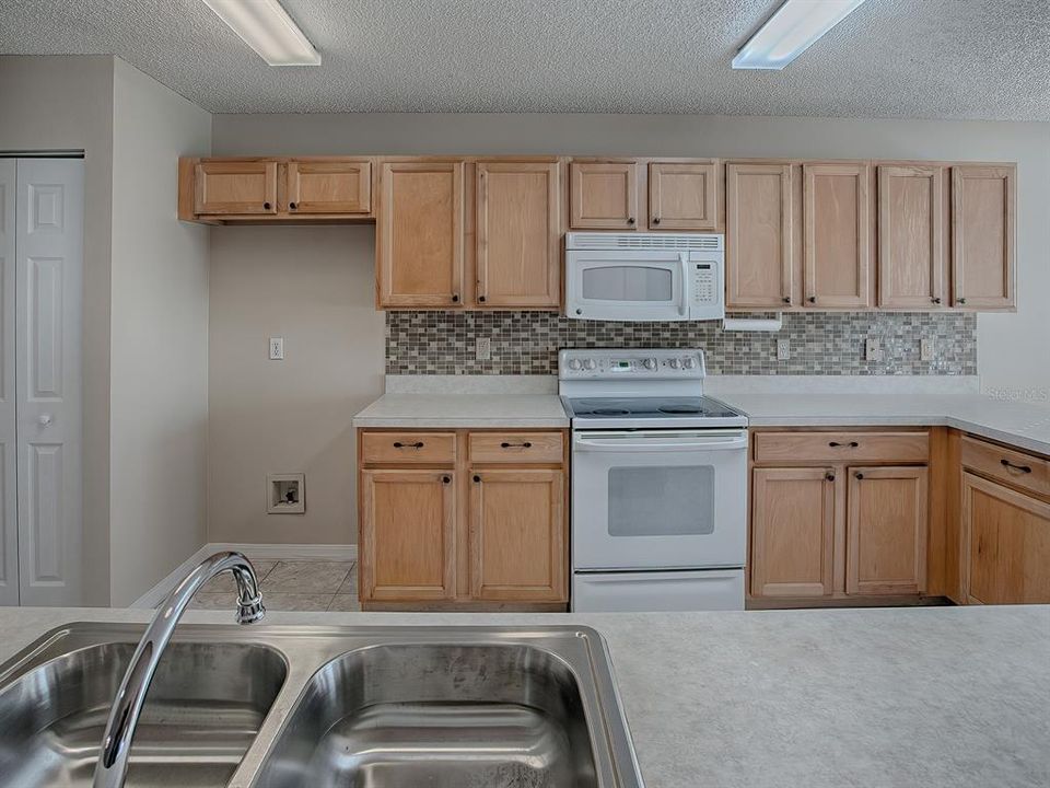 NEW DOUBLE-BASIN STAINLESS STEEL SINK