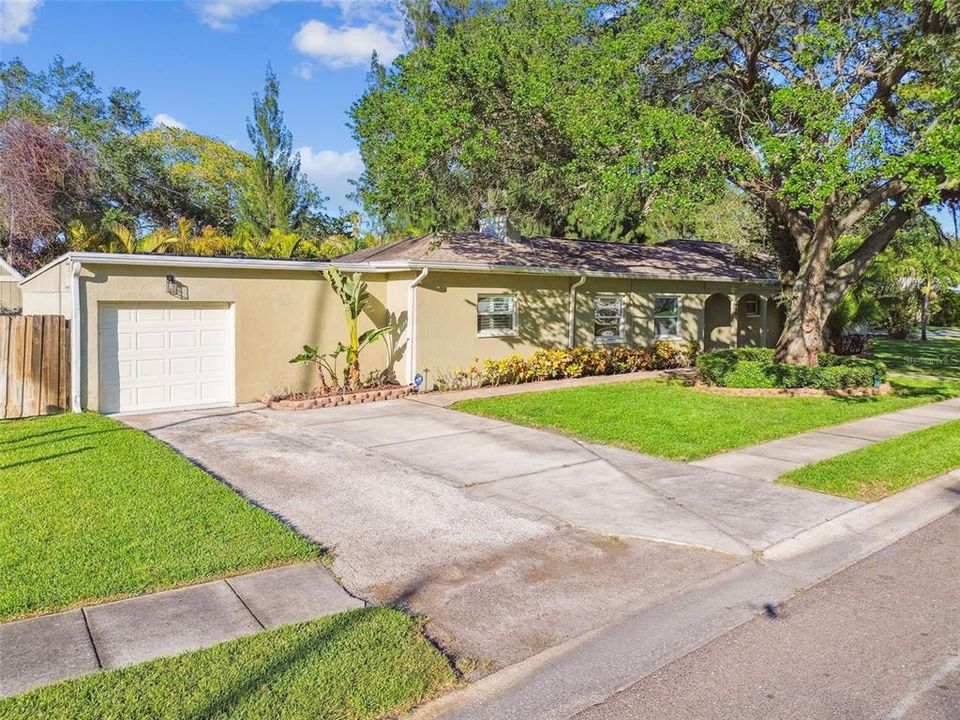 For Sale: $309,000 (3 beds, 2 baths, 1589 Square Feet)